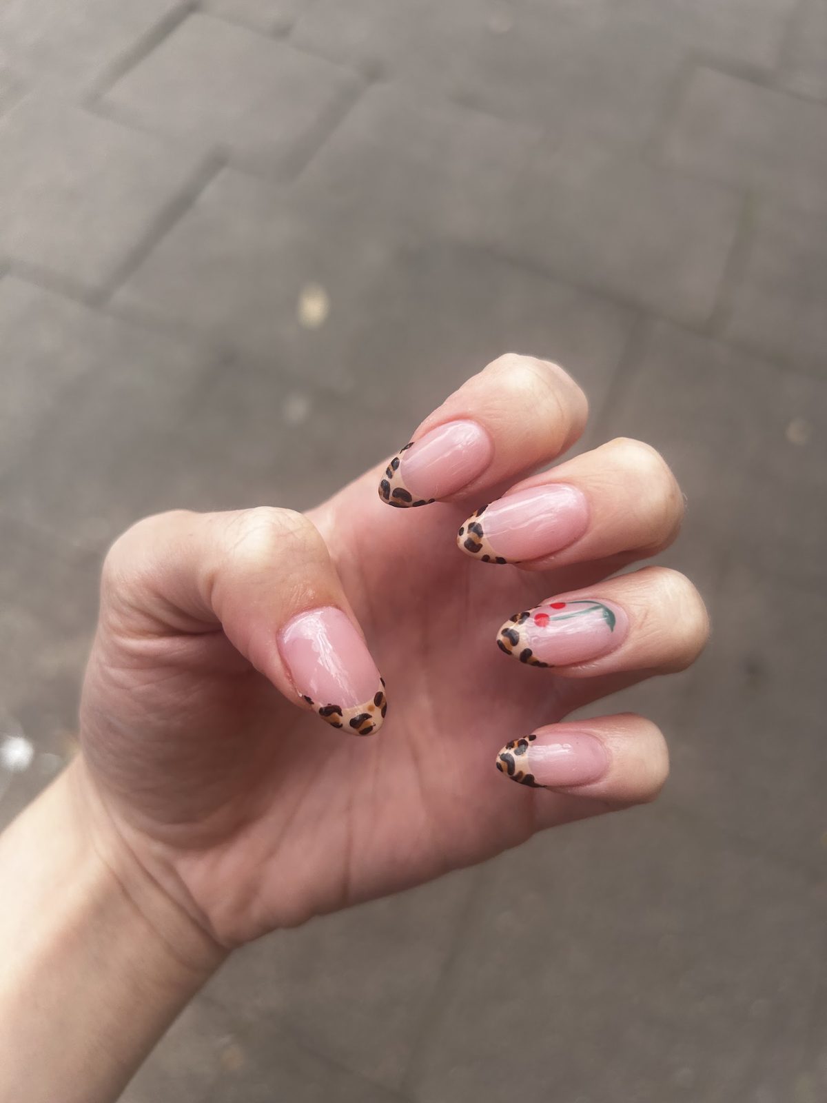 Leopard-tip almond nails